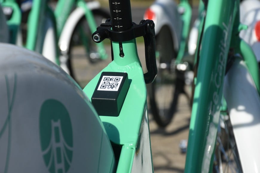 Sistema inteligente. Se escanea el código QR con una app (previo registro del usuario). Cada bici se toma en una biciestación y debe dejarse en otra.