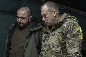 El nuevo comandante en Jefe de las Fuerzas Armadas ucranianas, Oleksander Sirski (con uniforme camuflado), visitó por primera vez el frente de batalla.