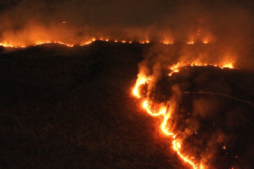(190822) -- TOCANTINS, 22 agosto, 2019 (Xinhua) -- Imagen proveída por Agencia Estado del 17 de agosto de 2019, de llamas propagándose durante un incendio de grandes proporciones, en el municipio de Palmeiropólis, en el estado de Tocantins, Brasil. Los incendios en la Amazonía brasileña completan 16 días en medio de un ambiente de asombro e incertidumbre a nivel mundial mientras organizaciones ambientalistas, celebridades, ecologistas y miles de personas en las redes sociales claman por acciones para proteger el llamado pulmón del mundo. (Xinhua/Dida Sampaio/AGENCIA ESTADO) (ae) (jg) (ah) (vf) ***PROHIBIDO SU USO EN BRASIL***
