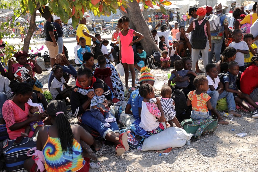 People fleeing violence gather outside a Haitian National Police station, following a shootout between rival gangs, in Port-au-Prince, Haiti, February 12, 2024. REUTERS/Ralph Tedy Erol