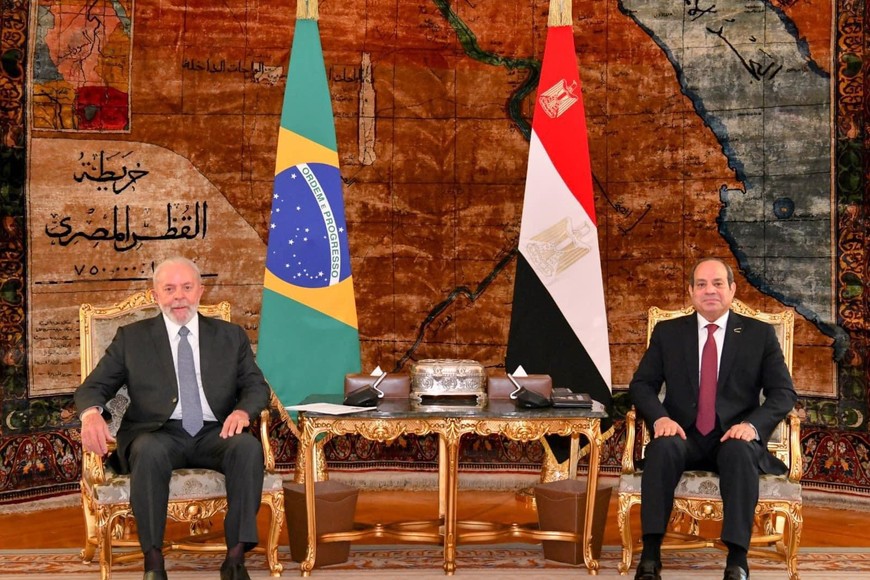 (240215) -- EL CAIRO, 15 febrero, 2024 (Xinhua) -- El presidente egipcio, Abdel-Fattah al-Sisi (d) se reúne con el presidente brasileño, Luiz Inácio Lula da Silva, en El Cairo, Egipto, el 15 de febrero de 2024. El presidente de Egipto, Abdel-Fattah al-Sisi, conversó el jueves con el presidente de Brasil, Luiz Inácio Lula da Silva, quien se encuentra de visita en El Cairo, donde hablaron sobre la mejora de las relaciones bilaterales, así como de la actual guerra israelí en la Franja de Gaza. (Xinhua/Presidencia de Egipto) (rtg) (ra) (vf)