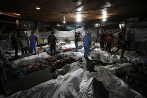 El Hospital Nasser de la sureña ciudad gazatí de Khan Yunis fue atacado un después de que el Ejército israelí buscara evacuar a miles de desplazados palestinos que se habían refugiado allí luego de abandonar sus casas.