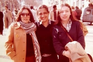 Susana Paradot, de lentes y bufanda. A su lado Mary Hechim y Cheli Gómez. Tres "obispas" en el exilio en París. Año 1980.