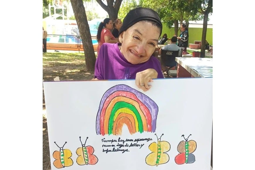 Esta participante de la colonia hizo ese dibujo con sus pies. Créditos: Municipalidad de Coronda. Campo Social Penitenciario.