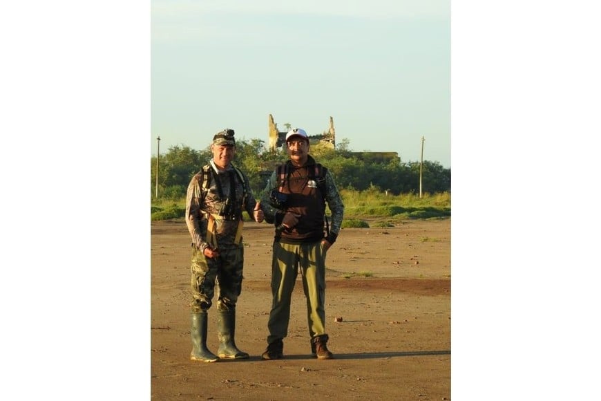 Mario Casadei y Jesús Enrique durante el censo en la laguna de la cabecera de General López. Crédito: Mario Casadei
