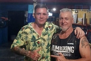 "El Gringo" y su entrenador. Leonel Aquino y Osvaldo Salami tiene mucha confianza en ganar el título "Dos Orillas Río Paraná" este viernes en el Club Ministerio de la capital entrerriana.