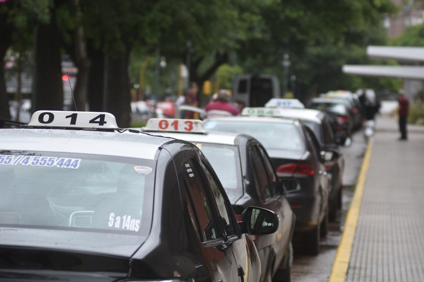 Los subsistemas de traslado privado como taxis y remises también se incluyen en la emergencia de movilidad.