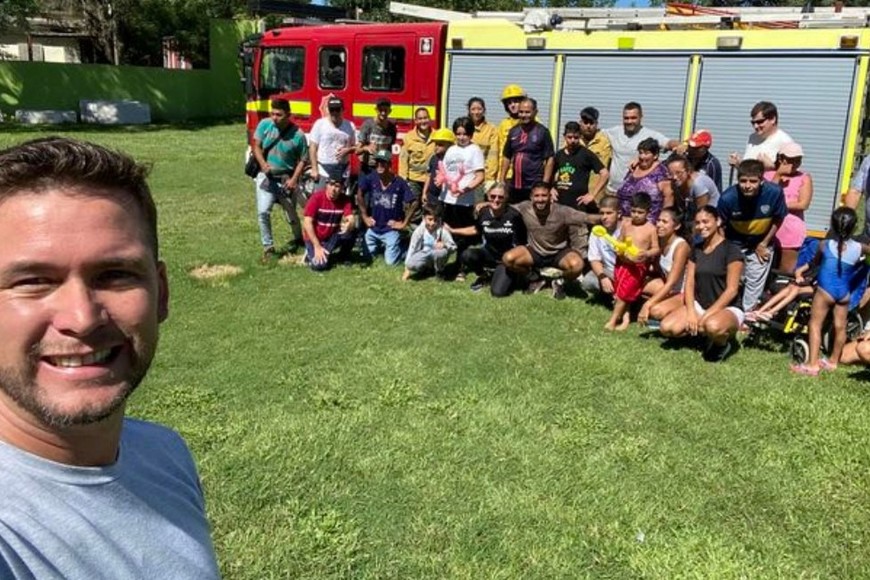 El Dr. Matías Zurawski, como organizador de la colonia, en una foto con los bomberos, acompañantes, colaboradores, profesores de educación física y asistentes a la colonia.