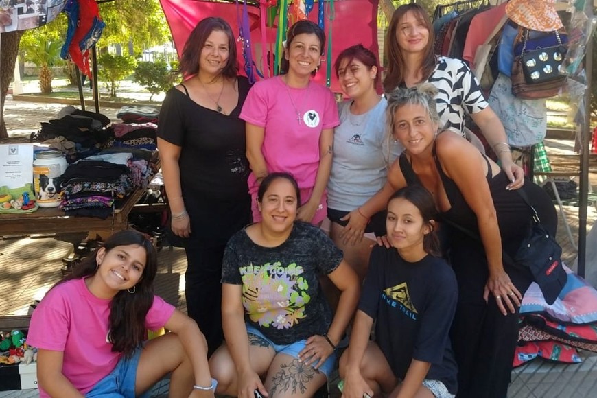 En una de las tantas ferias organizadas para recaudar fondos para las castraciones.