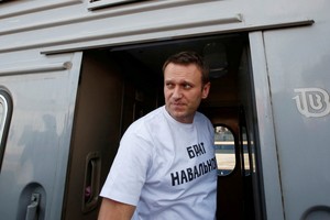 FILE PHOTO: Anti-corruption blogger Alexei Navalny boards a train before leaving from a railway station in Moscow, Russia, July 17, 2013. REUTERS/Grigory Dukor/File Photo