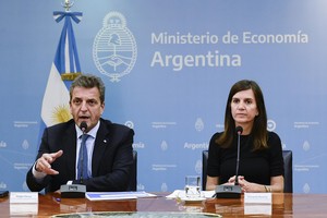 Massa y Raverta más allá del discurso: de 2019 a 2023 el haber mínimo perdió el equivalente a unos $50 mil -din bonos- según se desprende de los cálculos de Argañaraz. Con Mieli, la fórmula del Frente de Todos y la alta inflación arrancó acelerando pérdidas; todo depende de la movilidad jubilatoria a futuro. Crédito: Archivo.