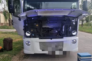 El arma de fuego fue encontrada junto al motor del camión. Crédito: Prensa URI.