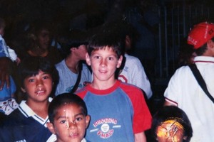 Lionel Messi rodeado por otros niños. La imagen es de 1998 y fue tomada en la casa de Aníbal Carrizo. Ese día el actual astro vestía la camiseta de Newell's de Rosario. Gentileza: Jorge Barrera.