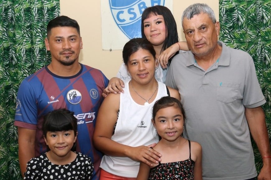 Aníbal Carrizo rodeado por sus seres queridos. Nunca imaginaron que su visitante ilustre se iba a transformar en el más grande del mundo.