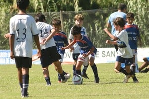 Los niños futbolistas llenaron de color y emoción cada rincón del campo de juego. Crédito: Mauricio Garín.
