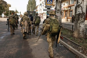 Soldados ucranianos en el frente batalla. El peso crucial y concreto de las acciones de combate recae sobre ellos.