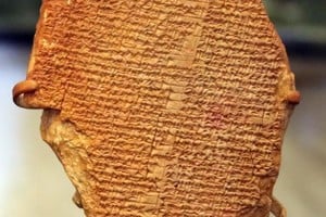 El más antiguo cuento de la humanidad: "La historia de Gilgamesh", tabilla de arcilla de 3.500 años de antigüedad que relata en escritura cuneiforme una de las primeras epopeyas de la historia. Foto: EFE.
