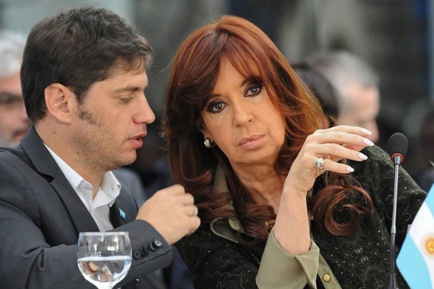 Cristina Fernández de Kirchner junto a quien fue su ministro de Economía entre 2013 y 2015, Axel Kicillof. El actual gobernador de la provincia de Buenos Aires compensó a la firma Repsol por la expropiación de 2012.