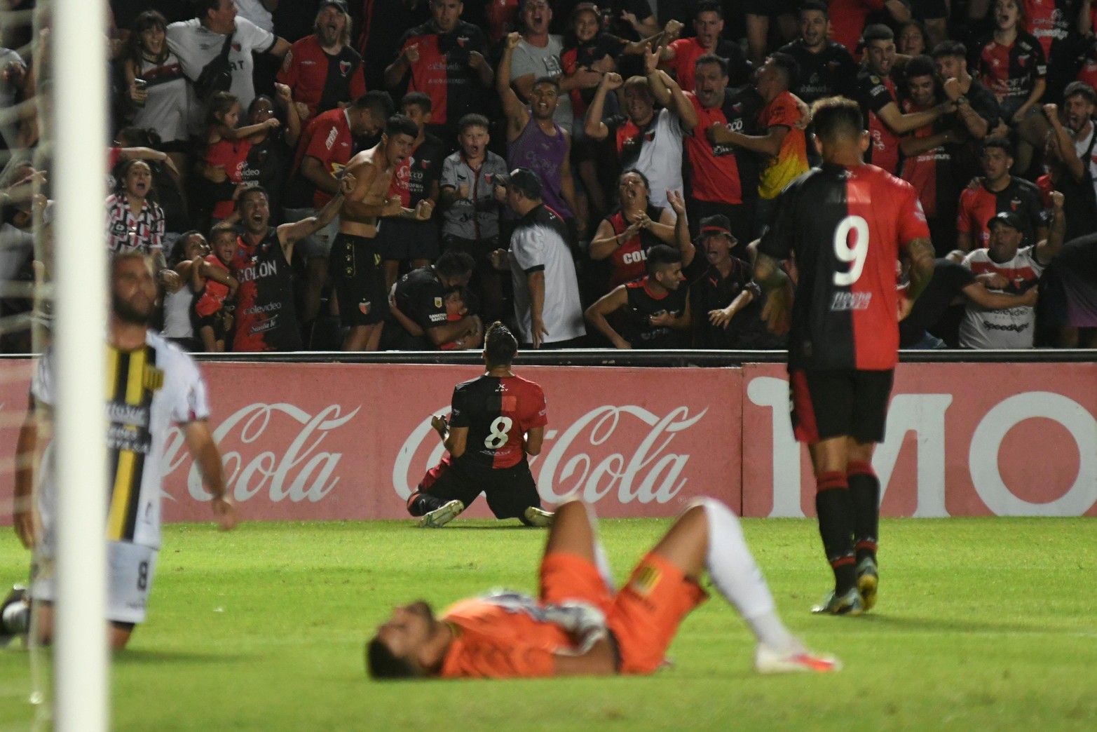 Federico Jourdan festeja el primer gol con la camiseta de Colón hacía la platea este.