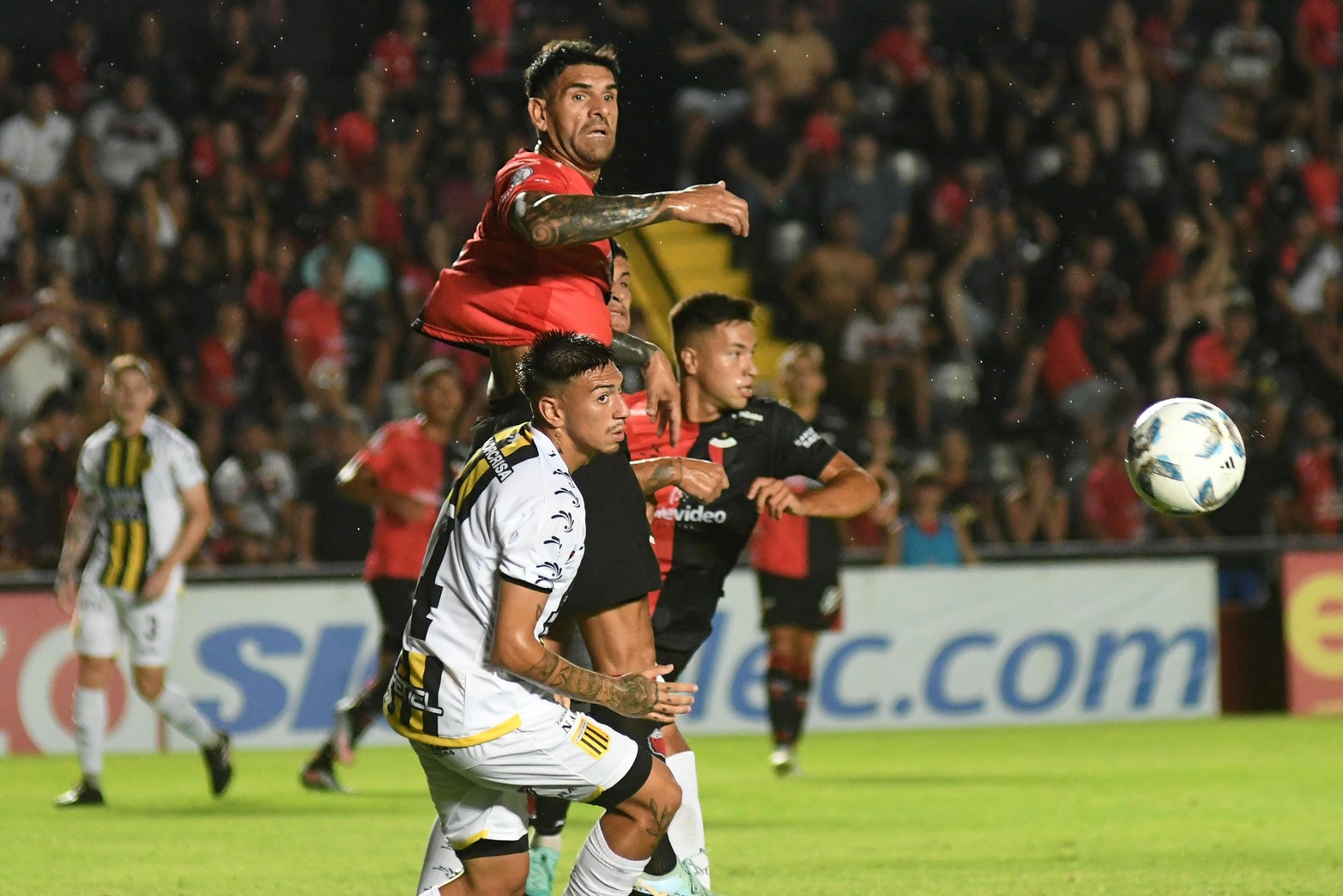 Javier Toledo disputa un balón en el área rival. El 9 titular fue reemplazado en el entretiempo. 