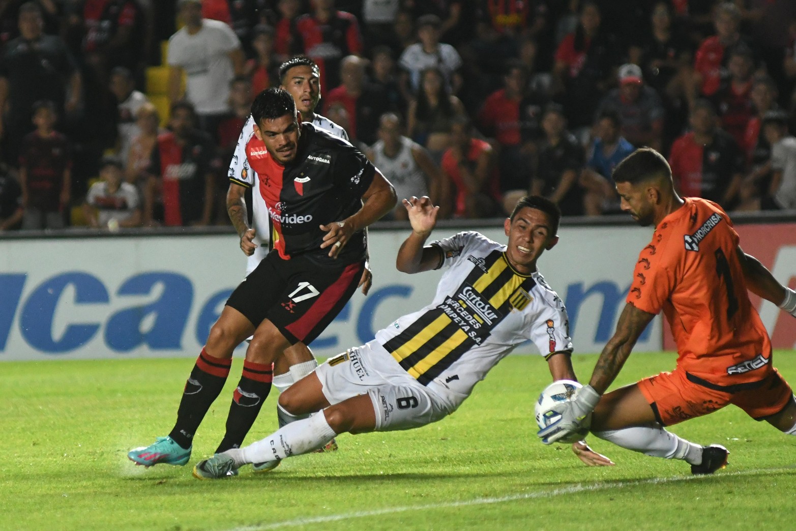 El remate de Axel Rodríguez es tapado y desviado por el arquero Ramiro Martínez. En el rebote del zaguero la tomó Nicolás Talpone y la marcó el segundo gol. 
