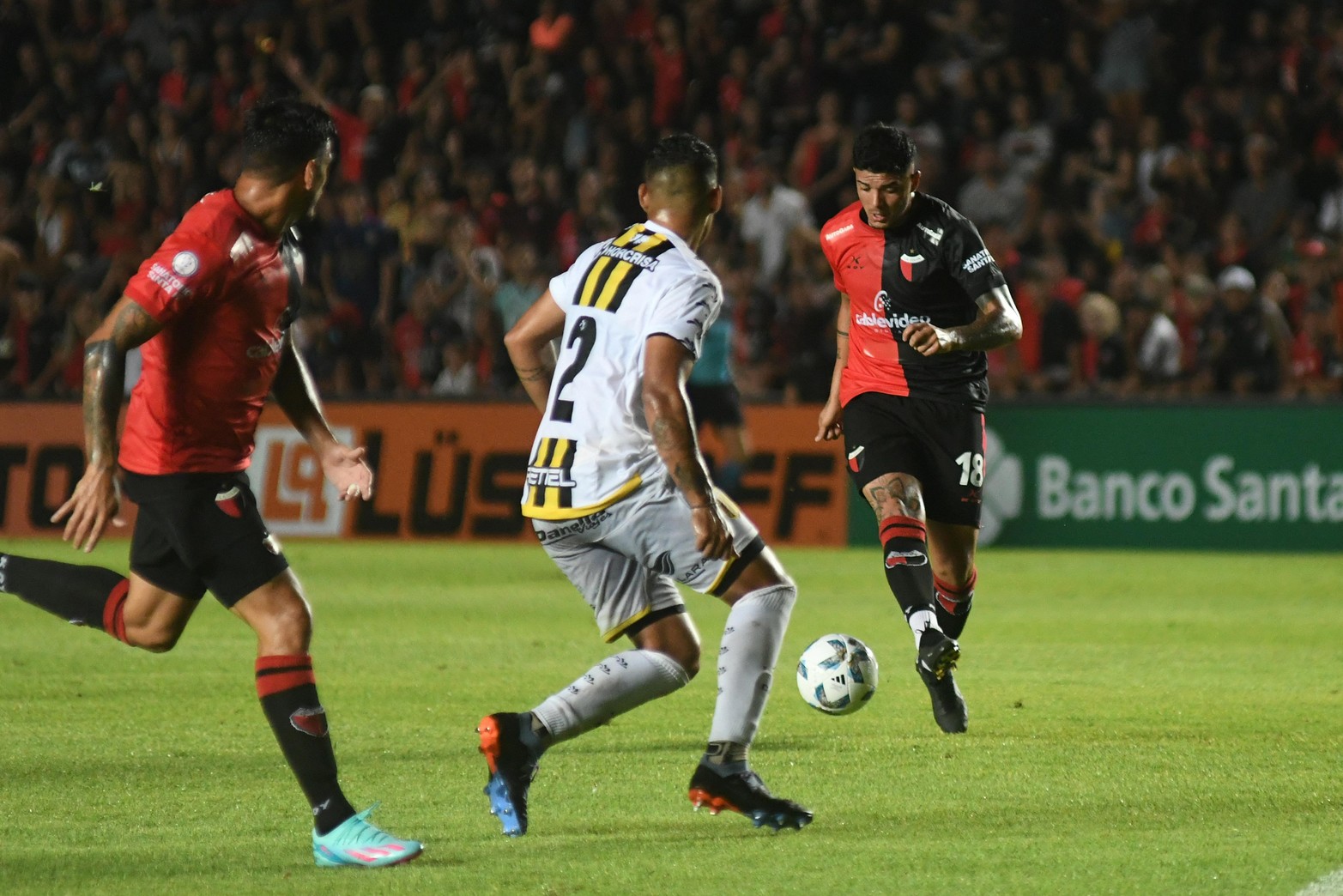 Colón volvió a ganar de local. Por la tercera fecha de la Primera B Nacional venció a Almirante Brown por 2 a 1.