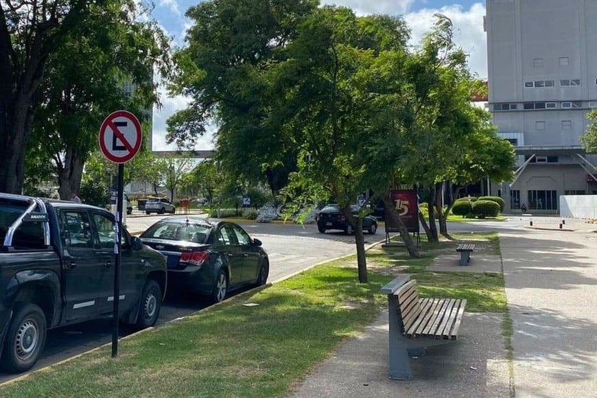 Algunos conductores hacen caso omiso a la cartelería que prohíbe el estacionamiento. Foto: El Litoral