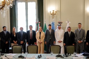 El ministro de Desarrollo Productivo, Gustavo Puccini, encabeza una misión a los Emiratos Árabes Unidos de la que participan 20 empresas santafesinas del sector alimenticio.