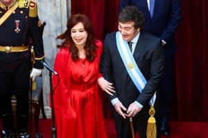Javier Milei junto a Cristina Fernandez de Kirchner durante la jornada de la asunción del hombre de La Libertad Avanza. Crédito: Matias Baglietto/Reuters