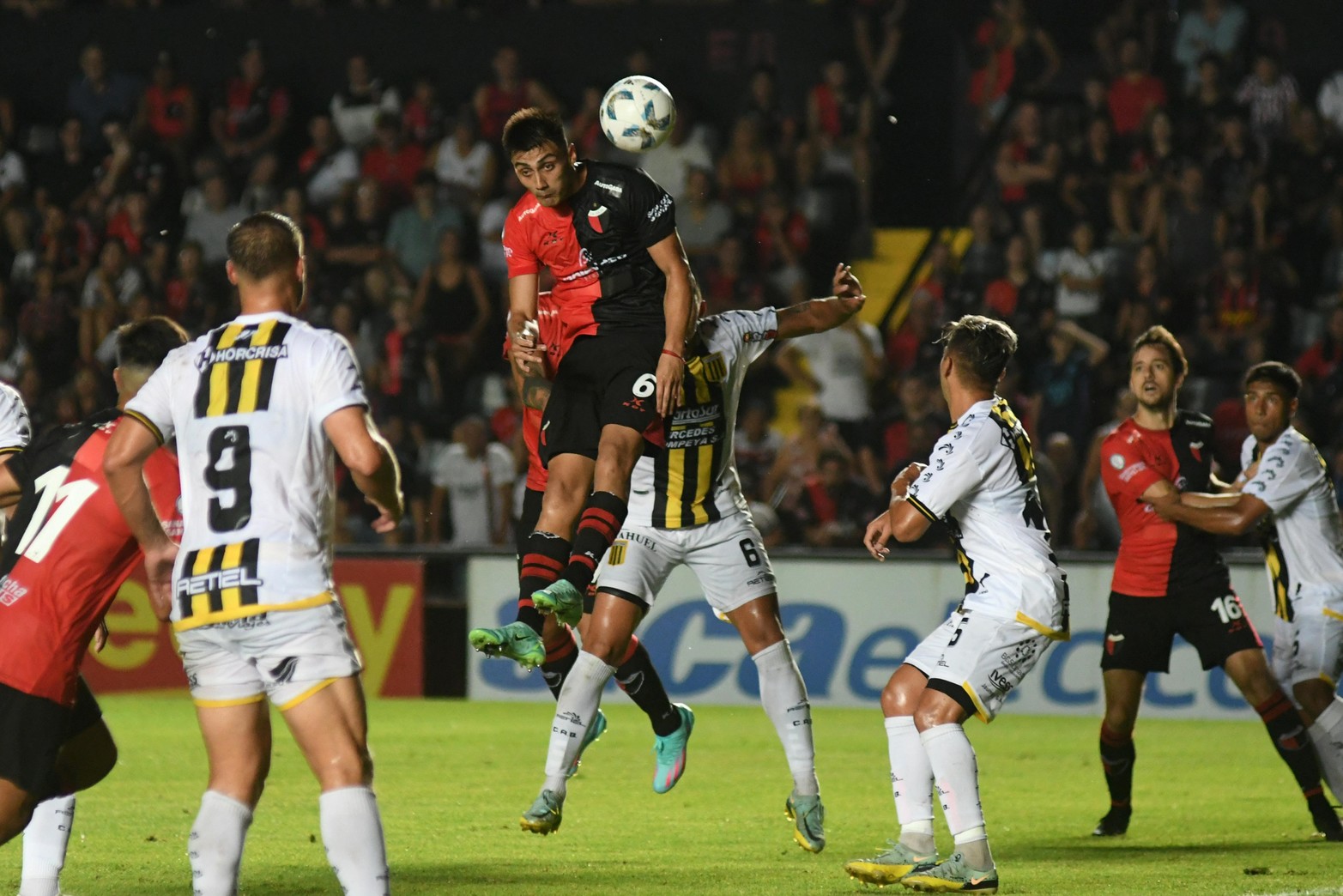 Emanuel Herrera (jugó en la cueva con Goltz) fue muy solido. Colón volvió a ganar de local. Por la tercera fecha de la Primera B Nacional venció a Almirante Brown por 2 a 1.