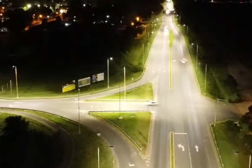 La nueva iluminación led sobresale en el cruce de la ruta nacional 33 y avenida Chapuis.