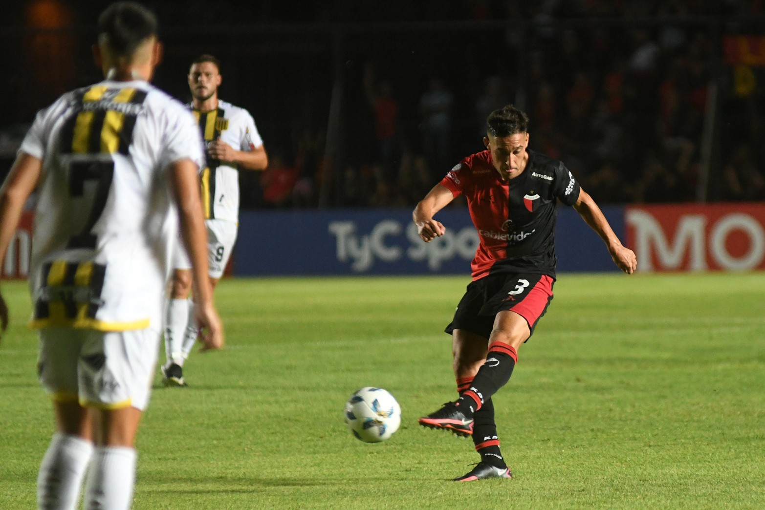 Facundo Castet, el lateral jugó un muy buen segundo tiempo. Colón volvió a ganar de local. Por la tercera fecha de la Primera B Nacional venció a Almirante Brown por 2 a 1.