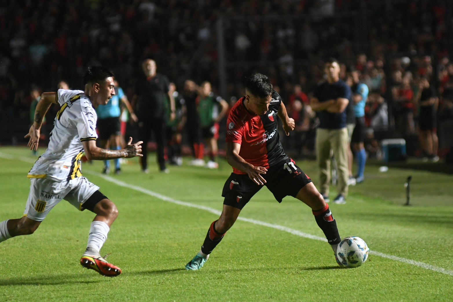 Ignacio Lago intenta desbordar en una jugada del primer tiempo. 
Colón volvió a ganar de local. Por la tercera fecha de la Primera B Nacional venció a Almirante Brown por 2 a 1.