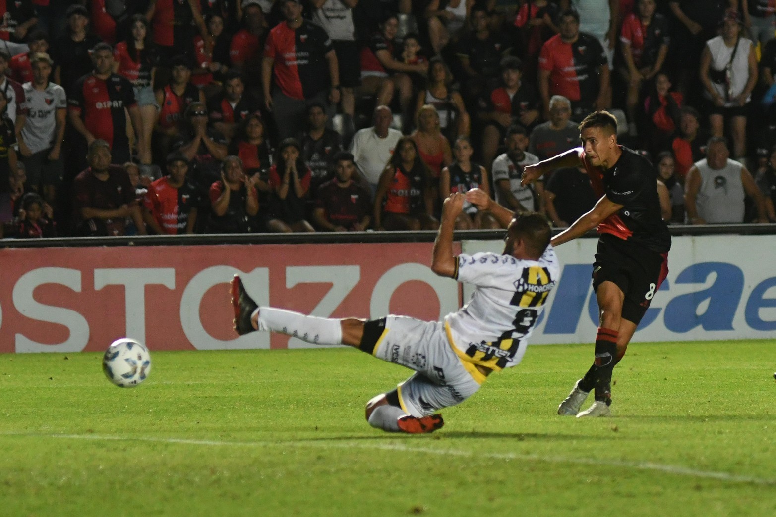 Federico Jourdan, ya pateó y la pelota va camino a la red. Iban 41 minutos del primer tiempo. 