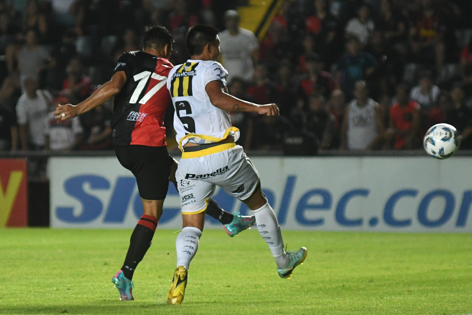 Si era gol... era un golazo. Gesto técnico de Axel Rodriguez. Le pegó como venía, después de un  un centro de Castet. El disparo salió muy fuerte y se fue muy cerca del poste. 