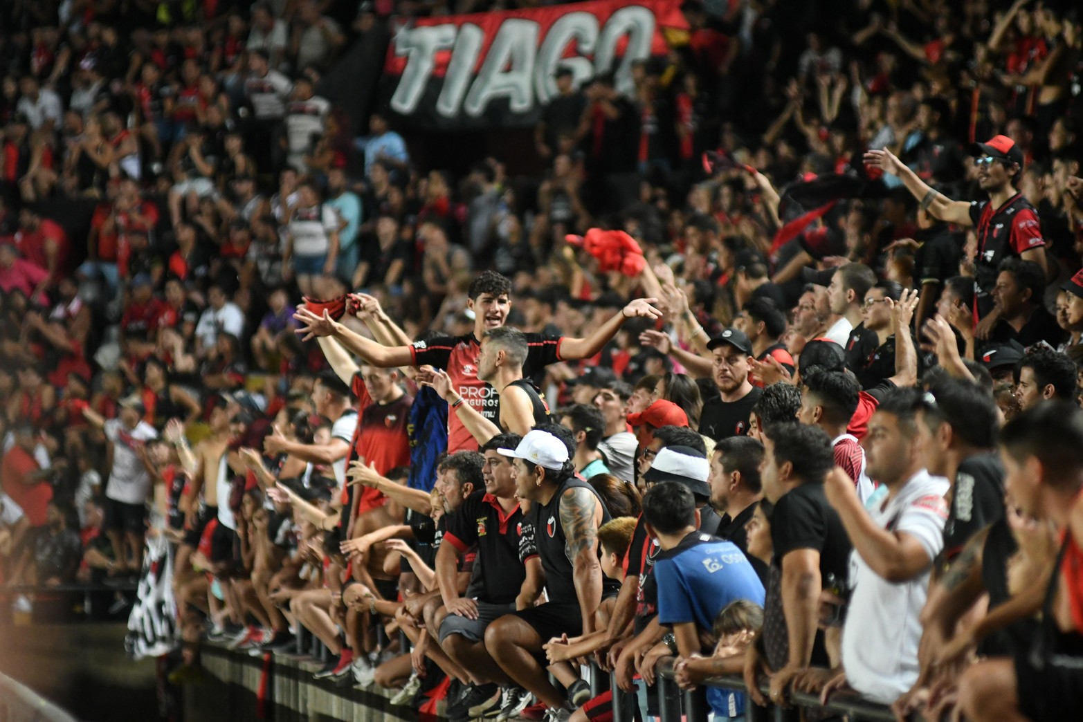 La hinchada sabalera volvió a festejar de local.