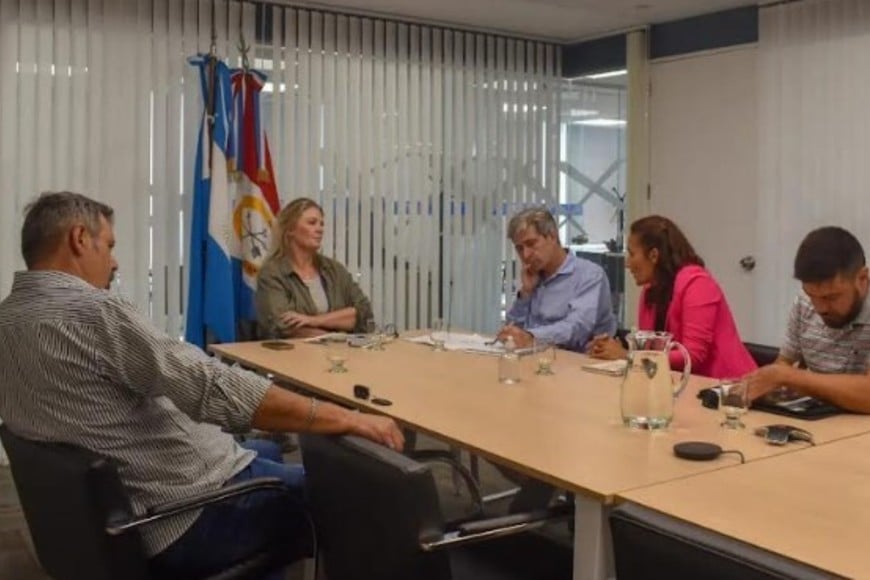 Reunión en la sede de la EPE, con directivos y la secretaria de energía. Crédito: Facebook Municipalidad de Coronda.