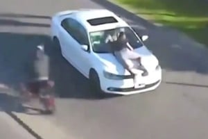 Las cámaras de seguridad del municipio registraron la persecución.