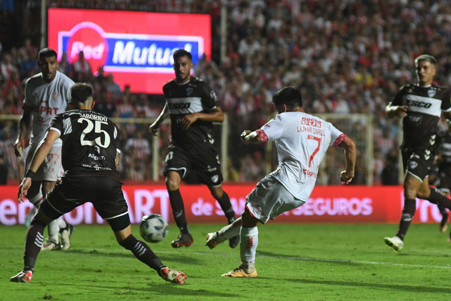 La realidad es que no tiene ningún signo de mejoría futbolística y no levanta cabeza. Es un equipo bloqueado adentro de la cancha, al que sólo se le rescata voluntarismo y nada más.

