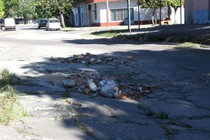 Los mismos vecinos taparon los baches con escombros. Foto: Flavio Raina