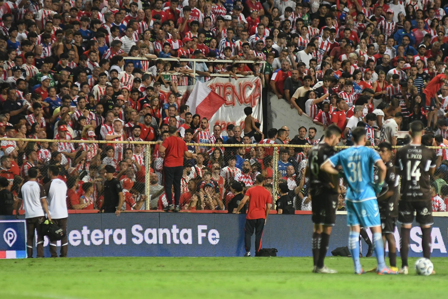 Un hincha se descompensó y el cuerpo médico saltó un portón para asistirlo. Fue al inicio del segundo tiempo.
