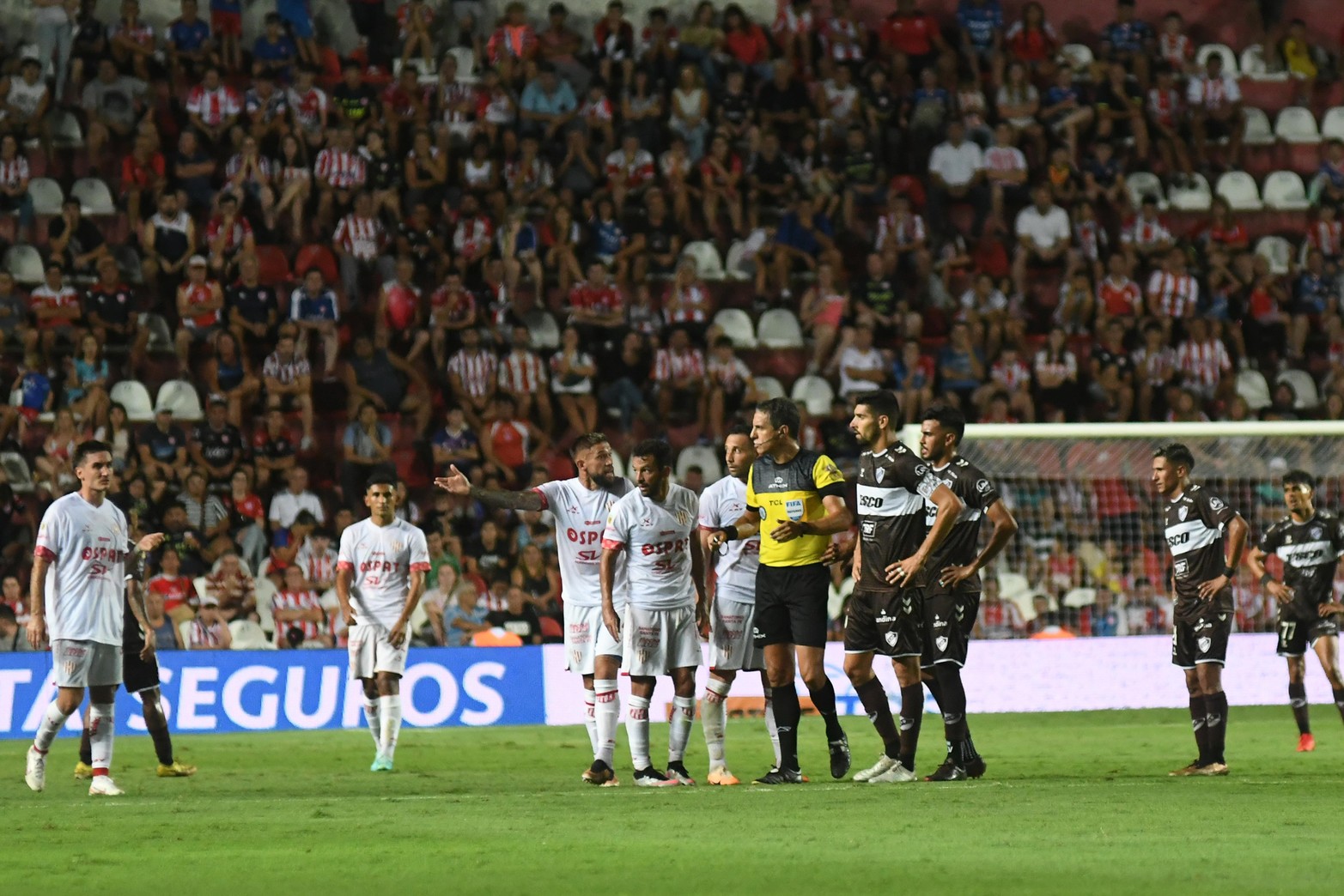 Reclamo al árbitro. Pablo Echavarría rodeado por jugadores de Unión y Platense. 