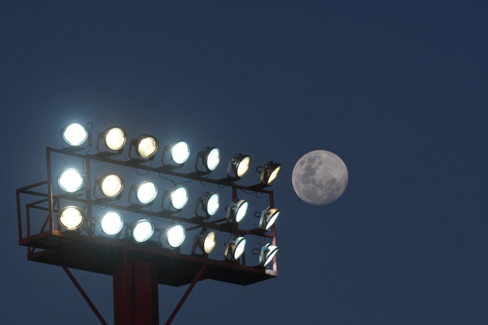 La luna llena y el triunfo de Unión. Una de las torres de iluminación del estadio 15 de abril. La imagen del sábado 25 de noviembre el Tate le ganó 1 a 0 a Tigre y salvó la categoría. El próximo sábado 24 de febrero hay luna llena ¿logrará el primer triunfo del 2024?