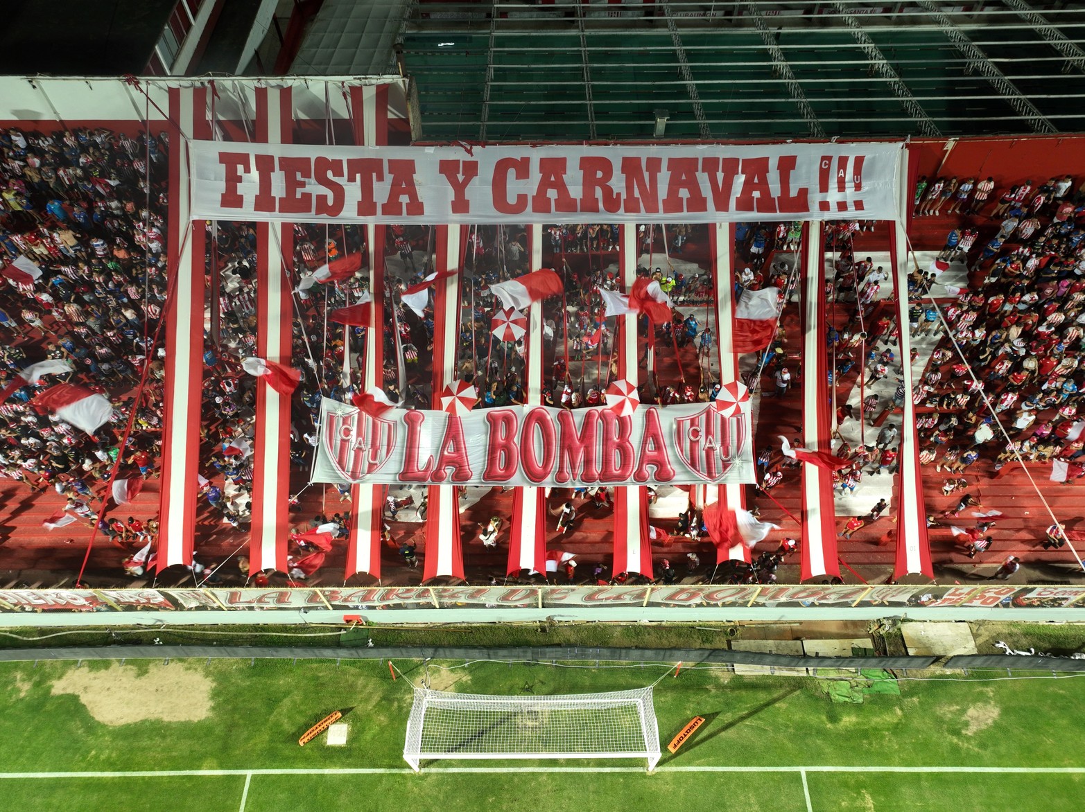 Los hinchas de Unión  volvieron a llenar el estadio 15 de abril.  Los resultados de local no están llegando y el equipo no puede hacer goles.