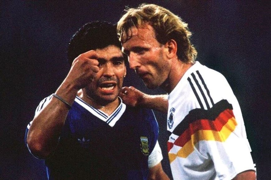 Maradona y Brehme, en plena discusión después que Codesal marcó la infracción dentro del área que el 3 de Alemania transformó en gol