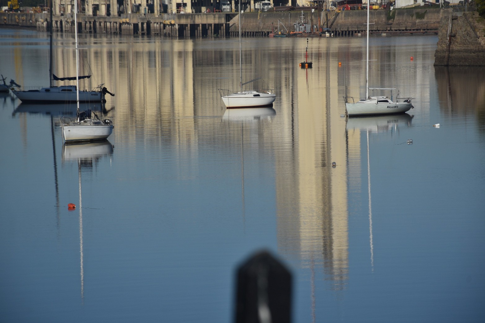Los reflejos en le puerto de Santa Fe. En el dique II este encuadre connota la tranquilidad que nos regala estar cerca de un espejo de agua.