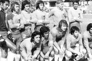 Una foto de aquél equipo de 1974. De pie, Baley, Zimmerman, Villaverde, Araos, Trossero y Fernández. Agachados: Lamberti, Cococho Alvarez, Coscia, Carlos López y Brítez. Crédito: El Litoral.