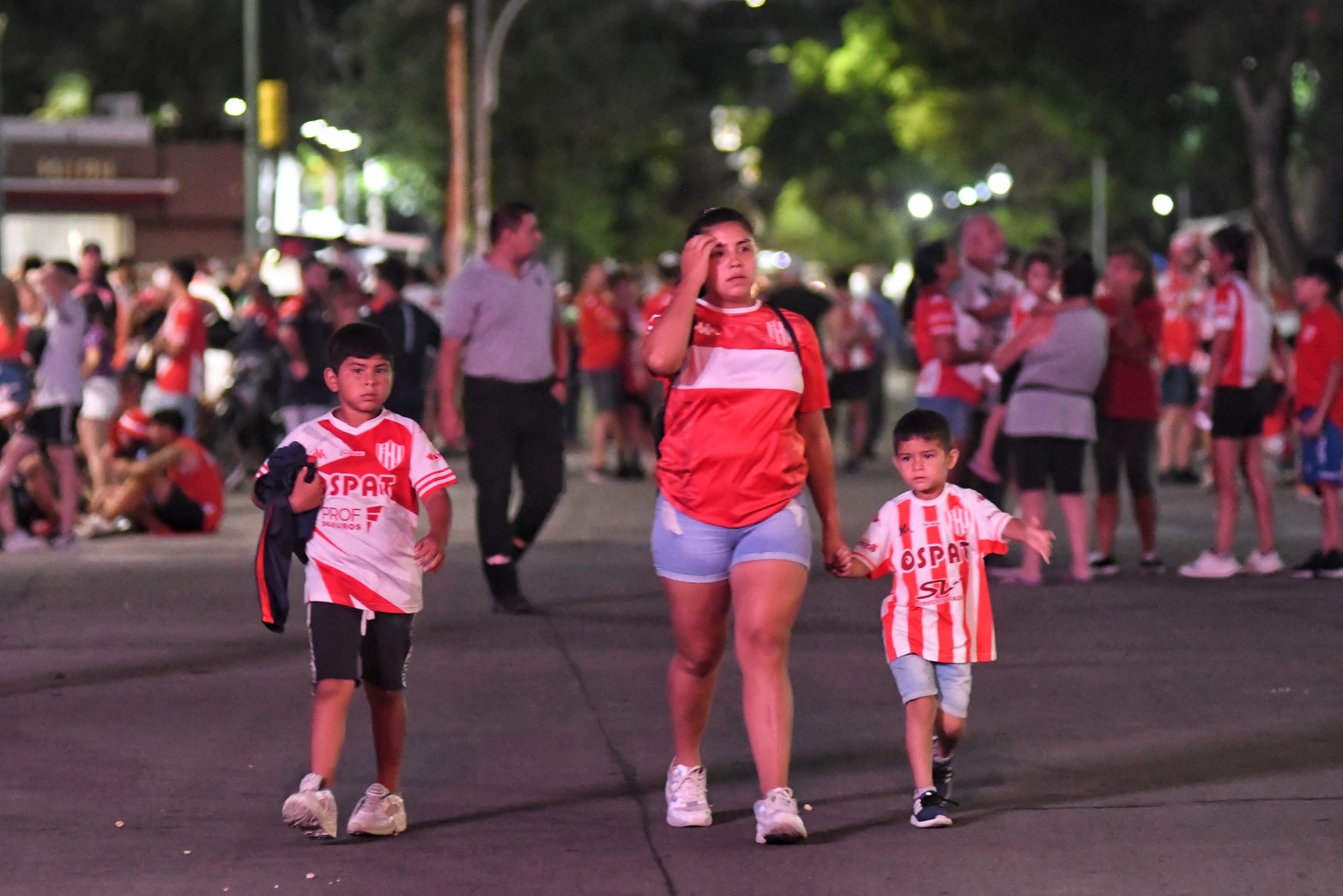 Los hinchas de Unión  volvieron a llenar el estadio 15 de abril.  Los resultados de local no están llegando y el equipo no puede hacer goles.
