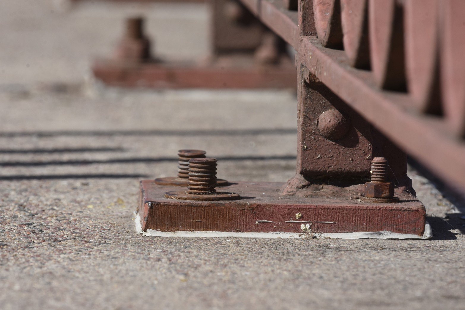 Se llevan las tuercas. En algunos soportes de las barandas del puente Colgante se puede apreciar que se llevan parte del soporte. 