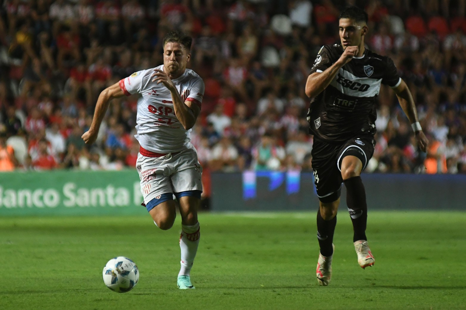 “… Esta hinchada está loca, hoy no podemos perder”, bajaba desde las tribunas. Apuro en algunos casos, impotencia en otros, bastante confusión y los silbidos que empezaban a ser demostrativos de una actuación que a nadie conformaba. El partido no era bueno. Pero el responsable, el equipo que debía llevarlo a otro terreno, era Unión. Y no lo hacía.
